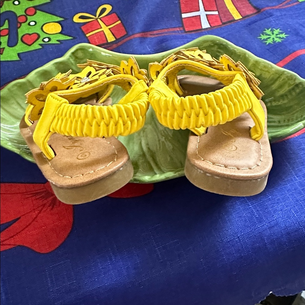IYNX Sunny Yellow Floral Kids Sandals (5T) - Picture 4 of 5